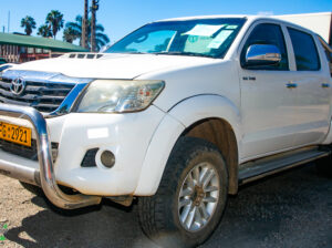 TOYOTA HILUX DOUBLE CAB (WHITE)