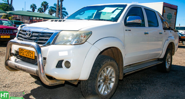 TOYOTA HILUX DOUBLE CAB (WHITE)