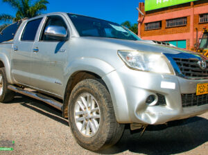 TOYOTA HILUX DOUBLE CAB ( SILVER )