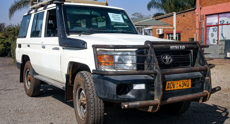 2013 TOYOTA LANDCRUISER